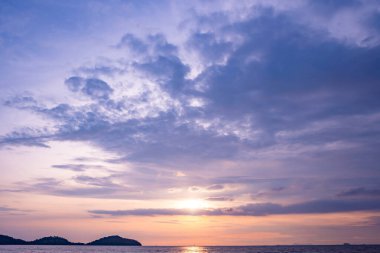 Doğa güzel gün batımı ya da deniz yüzeyinde gün doğumu, okyanusta bulutlu ve dalgalı renkli günbatımı, geniş açılı deniz arka planı