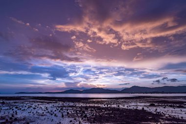 Doğa güzel gün batımı ya da deniz yüzeyinde gün doğumu, okyanusta bulutlu ve dalgalı renkli günbatımı, geniş açılı deniz arka planı