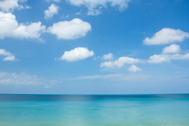 Doğa manzarası mavi gökyüzü beyaz bulutlar güzel hava günlerinde deniz üzerinde