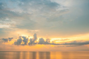Doğa güzel gün batımı ya da deniz yüzeyinde gün doğumu, okyanusta bulutlu ve dalgalı renkli günbatımı, geniş açılı deniz arka planı
