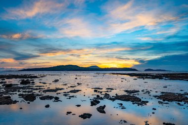 Doğa güzel gün batımı ya da deniz yüzeyinde gün doğumu, okyanusta bulutlu ve dalgalı renkli günbatımı, geniş açılı deniz arka planı
