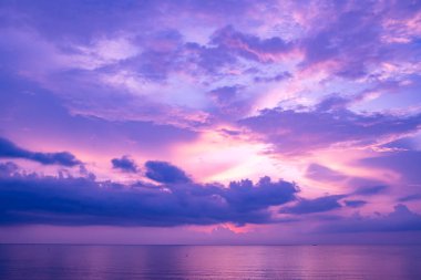 Doğa güzel gün batımı ya da deniz yüzeyinde gün doğumu, okyanusta bulutlu ve dalgalı renkli günbatımı, geniş açılı deniz arka planı