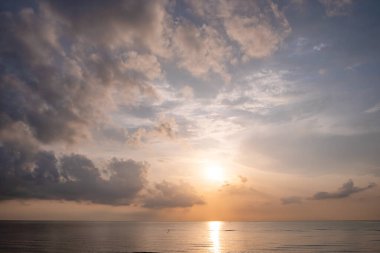 Doğa güzel gün batımı ya da deniz yüzeyinde gün doğumu, okyanusta bulutlu ve dalgalı renkli günbatımı, geniş açılı deniz arka planı