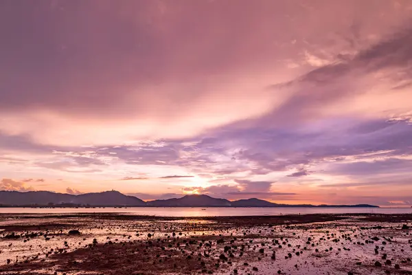 Doğa güzel gün batımı ya da deniz yüzeyinde gün doğumu, okyanusta bulutlu ve dalgalı renkli günbatımı, geniş açılı deniz arka planı