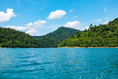 Tayland 'daki tropikal yağmur ormanı zirvesi, Tayland adaları Khao Sok Ulusal Parkı' ndaki göl manzarası, inanılmaz doğa manzarası.
