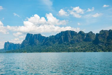 Tayland 'daki tropikal yağmur ormanı zirvesi, Tayland adaları Khao Sok Ulusal Parkı' ndaki göl manzarası, inanılmaz doğa manzarası.