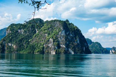 Tayland 'daki tropikal yağmur ormanı zirvesi, Tayland adaları Khao Sok Ulusal Parkı' ndaki göl manzarası, inanılmaz doğa manzarası.