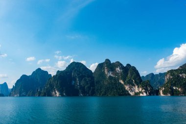 Tayland 'daki tropikal yağmur ormanı zirvesi, Tayland adaları Khao Sok Ulusal Parkı' ndaki göl manzarası, inanılmaz doğa manzarası.