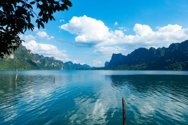 Tayland 'daki tropikal yağmur ormanı zirvesi, Tayland adaları Khao Sok Ulusal Parkı' ndaki göl manzarası, inanılmaz doğa manzarası.