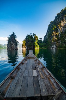 Tayland 'daki tropikal yağmur ormanı zirvesi, Tayland adaları Khao Sok Ulusal Parkı' ndaki göl manzarası, inanılmaz doğa manzarası.
