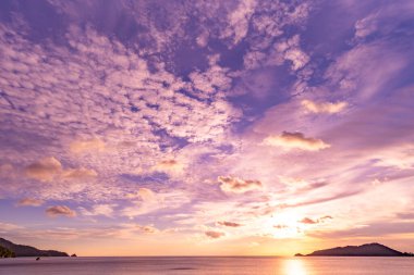 Doğa güzel gün batımı ya da deniz yüzeyinde gün doğumu, okyanusta bulutlu ve dalgalı renkli günbatımı, geniş açılı deniz arka planı