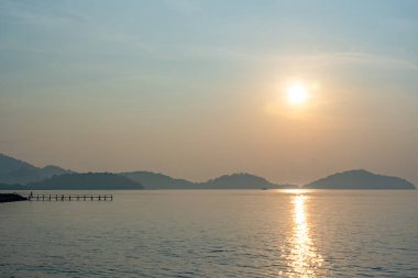 Doğa güzel gün batımı ya da deniz yüzeyinde gün doğumu, okyanusta bulutlu ve dalgalı renkli günbatımı, geniş açılı deniz arka planı