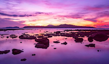 Doğa güzel gün batımı ya da deniz yüzeyinde gün doğumu, okyanusta bulutlu ve dalgalı renkli günbatımı, geniş açılı deniz arka planı