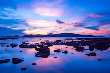 Doğa güzel gün batımı ya da deniz yüzeyinde gün doğumu, okyanusta bulutlu ve dalgalı renkli günbatımı, geniş açılı deniz arka planı