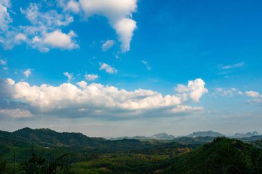 Doğa manzarası mavi gökyüzü beyaz bulutlar dağların üzerinden güzel hava günlerinde