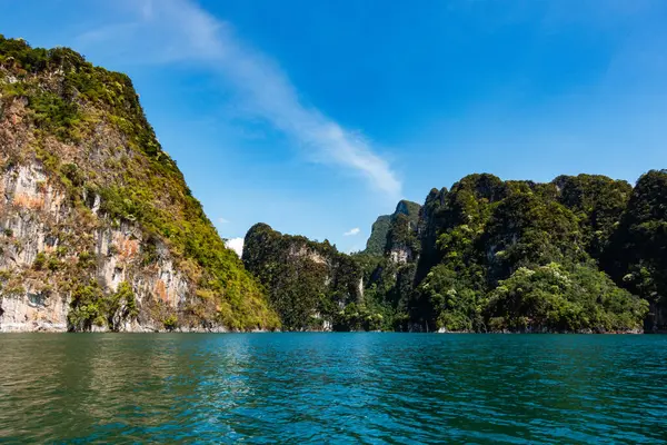 Tayland 'daki tropikal yağmur ormanı zirvesi, Tayland adaları Khao Sok Ulusal Parkı' ndaki göl manzarası, inanılmaz doğa manzarası.