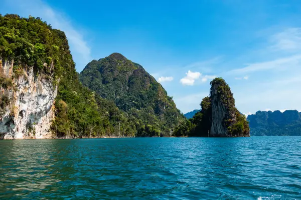 Tayland 'daki tropikal yağmur ormanı zirvesi, Tayland adaları Khao Sok Ulusal Parkı' ndaki göl manzarası, inanılmaz doğa manzarası.