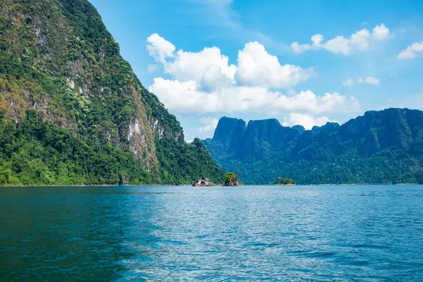 Tayland 'daki tropikal yağmur ormanı zirvesi, Tayland adaları Khao Sok Ulusal Parkı' ndaki göl manzarası, inanılmaz doğa manzarası.