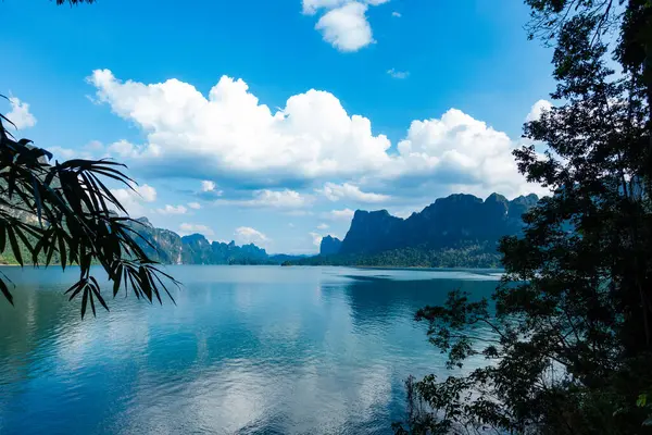Tayland 'daki tropikal yağmur ormanı zirvesi, Tayland adaları Khao Sok Ulusal Parkı' ndaki göl manzarası, inanılmaz doğa manzarası.