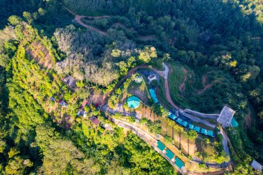 Gökyüzü manzaralı dağlar arka plan, Phang Nga Tayland 'da kamp alanı olan inanılmaz doğa dağları.