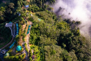 Gökyüzü manzaralı dağlar arka plan, Phang Nga Tayland 'da kamp alanı olan inanılmaz doğa dağları.