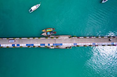 Tayland 'daki Phuket Adası' nda denize açılan küçük bir köprü.