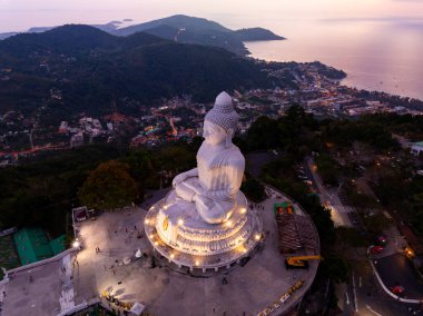 Büyük Buda 'nın Phuket Tayland' daki yüksek dağdan geçişi ve insansız hava aracı görüntüsü konsepti