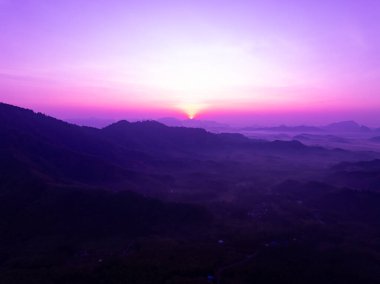 Gökyüzü manzaralı dağlar denizin üzerindeki renkli mor gökyüzü