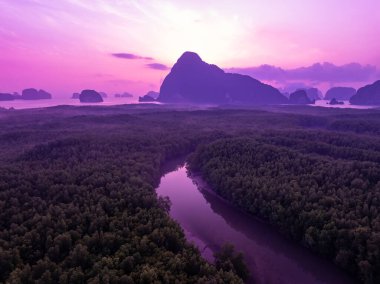 Gökyüzü manzaralı dağlar denizin üzerindeki renkli mor gökyüzü