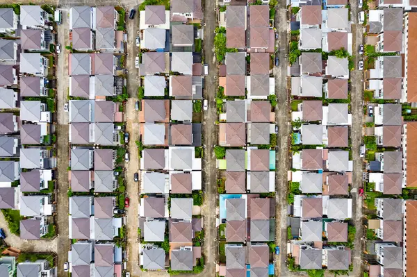 Yeni bir emlak şirketi. Sonbahar günbatımında ya da gün doğumunda konut ve garaj yollarının hava manzarası. Sıkıca sarılmış evler. phuket thailand 'daki özel evlerin üst görüntüsü