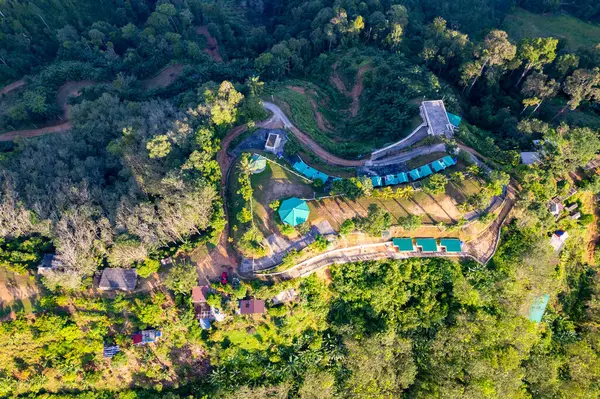 Gökyüzü manzaralı dağlar arka plan, Phang Nga Tayland 'da kamp alanı olan inanılmaz doğa dağları.