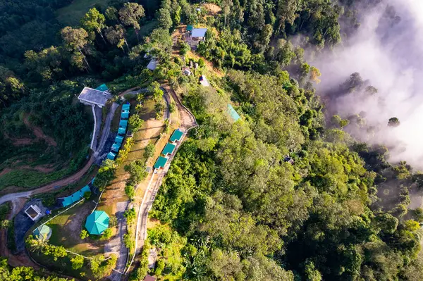 Gökyüzü manzaralı dağlar arka plan, Phang Nga Tayland 'da kamp alanı olan inanılmaz doğa dağları.