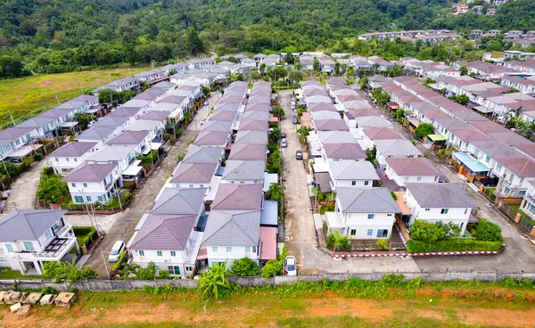 Yeni bir emlak şirketi. Sonbahar günbatımında ya da gün doğumunda konut ve garaj yollarının hava manzarası. Sıkıca sarılmış evler. phuket thailand 'daki özel evlerin üst görüntüsü