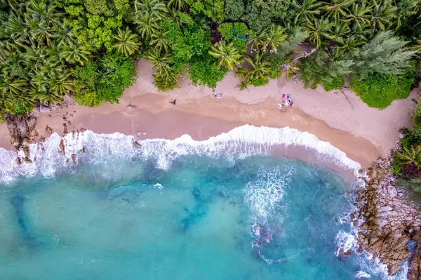 Havadan görünüşlü plaj arka planı kumlu sahile vuran dalgalarla inanılmaz plaj, doğanın üst görüntüsü deniz kumu arka planı.