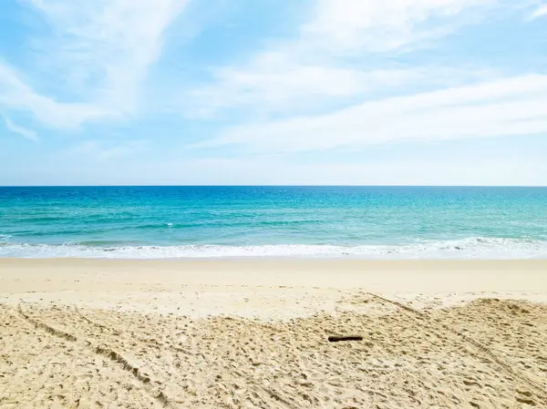 Güneşli bir günde güzel kumlu sahil ve deniz, güzel bir günde mavi gökyüzü, deniz bölgesi doğa arka planı.