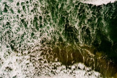 Yukarıdan aşağıya hava manzaralı dalgalar kumlu kıyılara çarpıyor yaz gününün arka planında karanlık deniz yüzeyi Phuket Tayland 'da deniz manzaralı dalgalar