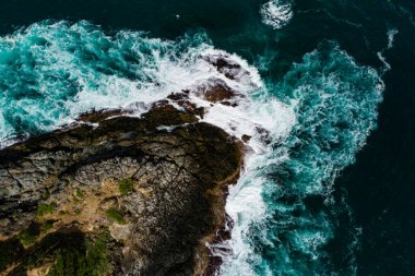 Deniz kıyısının yukarısı, kayalıklara vuran dalgalar güneşli yaz arkaplanındaki güzel deniz yüzeyi, Phuket Tayland 'daki inanılmaz deniz manzarası.