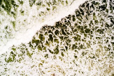 Yukarıdan aşağıya hava manzaralı dalgalar kumlu kıyılara çarpıyor yaz gününün arka planında karanlık deniz yüzeyi Phuket Tayland 'da deniz manzaralı dalgalar