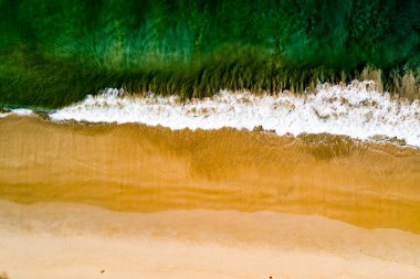 Yukarıdan aşağıya hava manzaralı dalgalar kumlu kıyılara çarpıyor yaz gününün arka planında karanlık deniz yüzeyi Phuket Tayland 'da deniz manzaralı dalgalar