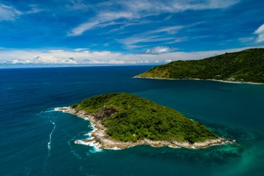 Deniz kıyısının yukarısı, kayalıklara vuran dalgalar güneşli yaz arkaplanındaki güzel deniz yüzeyi, Phuket Tayland 'daki inanılmaz deniz manzarası.