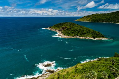 Deniz kıyısının yukarısı, kayalıklara vuran dalgalar güneşli yaz arkaplanındaki güzel deniz yüzeyi, Phuket Tayland 'daki inanılmaz deniz manzarası.
