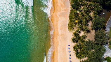 Deniz kıyısının yukarısı, kayalıklara vuran dalgalar güneşli yaz arkaplanındaki güzel deniz yüzeyi, Phuket Tayland 'daki inanılmaz deniz manzarası.