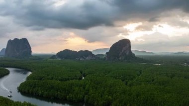 İnanılmaz yüksek hızlı mangrov ormanı nehri, orman ağaçlarının havadan görünüşü yağmur ormanı ekosistemi ve sağlıklı çevre arka planı, yeşil ağaçların dokusu yüksek açı manzarası, Video ProRes 422 HQ