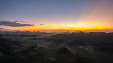 İnsansız hava aracı manzara dağlarının aşırı hızını görüyor. Dağların üzerinden sis akıyor.