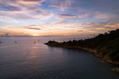 Hava manzaralı günbatımı gökyüzü, doğa güzel gün batımı ya da deniz üzerinde gün doğumu, çarpıcı dramatik günbatımı manzaralı gökyüzü inanılmaz bulutlar ve dalgalar deseni renkli gökyüzü bulutu arka planı.