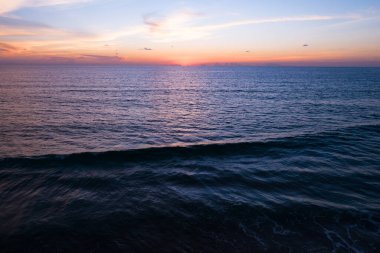 Hava manzaralı günbatımı gökyüzü, doğa güzel gün batımı ya da deniz üzerinde gün doğumu, çarpıcı dramatik günbatımı manzaralı gökyüzü inanılmaz bulutlar ve dalgalar deseni renkli gökyüzü bulutu arka planı.