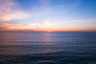 Hava manzaralı günbatımı gökyüzü, doğa güzel gün batımı ya da deniz üzerinde gün doğumu, çarpıcı dramatik günbatımı manzaralı gökyüzü inanılmaz bulutlar ve dalgalar deseni renkli gökyüzü bulutu arka planı.