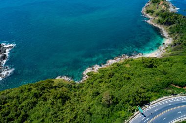 Deniz kıyısının yukarısı, kayalıklara vuran dalgalar güneşli yaz arkaplanındaki güzel deniz yüzeyi, Phuket Tayland 'daki inanılmaz deniz manzarası..