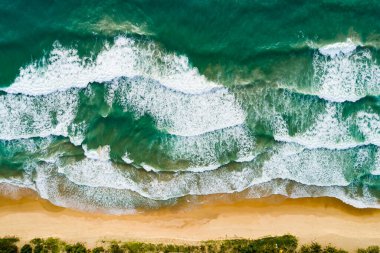 Hava manzaralı dalgalar kumlu kıyıya çarpar, yaz mevsimi arka planında deniz yüzeyi, deniz manzaralı dalga dokusu arkaplanı.