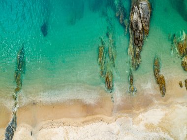 Hava manzaralı dalgalar kumlu kıyıya çarpar, yaz mevsimi arka planında deniz yüzeyi, deniz manzaralı dalga dokusu arkaplanı.